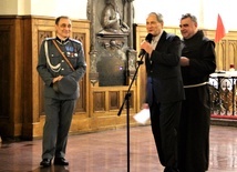 Z o. Juniperem Ostrowskim OFM artyści Robert Grudzień (z lewej) i Jerzy Zelnik.