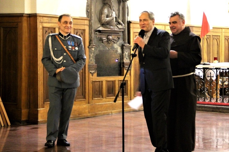 Z o. Juniperem Ostrowskim OFM artyści Robert Grudzień (z lewej) i Jerzy Zelnik.