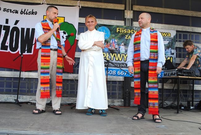 Ks. Wiesław Podgórski (w środku) zaprasza w niedzielę do Kłyżowa.