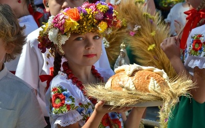 Podczas dożynek częstowano chlebem wypieczonym z tegorocznej mąki.