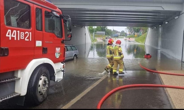 Śląskie. Ponad 300 interwencji strażaków w związku z burzami