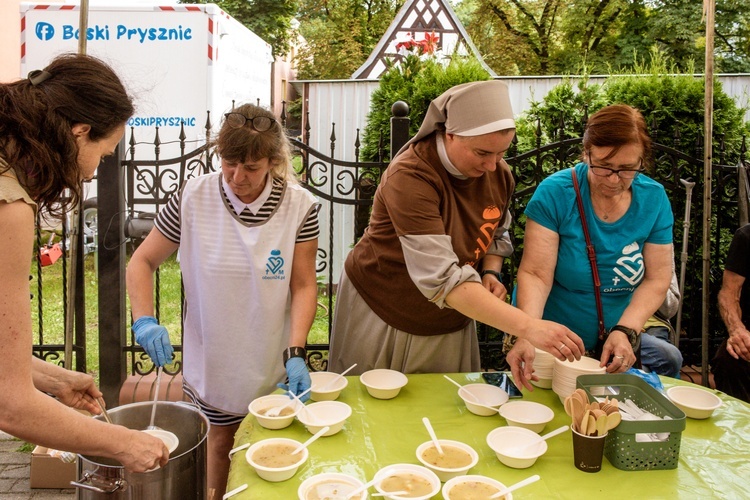 Rok działalności Boskiego Prysznica