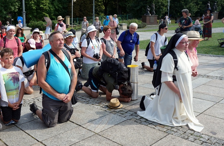 Wejście pielgrzymki gliwickiej na Jasną Górę