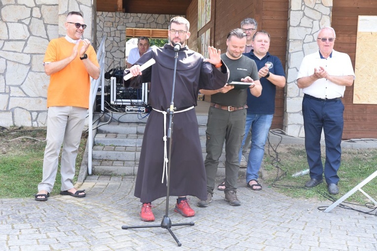 Ks. Rafał z organizatorami i gośćmi.