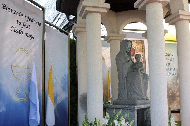 Modlitwa przy kaplicy w Opocznie 