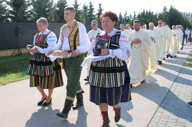 Modlitwa przy kaplicy w Opocznie 