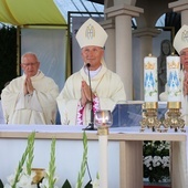 Mszę św. wraz z gronem kapłanów celebrowali abp Wacław Depo i bp Marek Solarczyk.