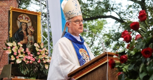 Biskup Polowy Wojska Polskiego Wiesław Lechowicz wygłosił homilię na wzgórzu piekarskim.