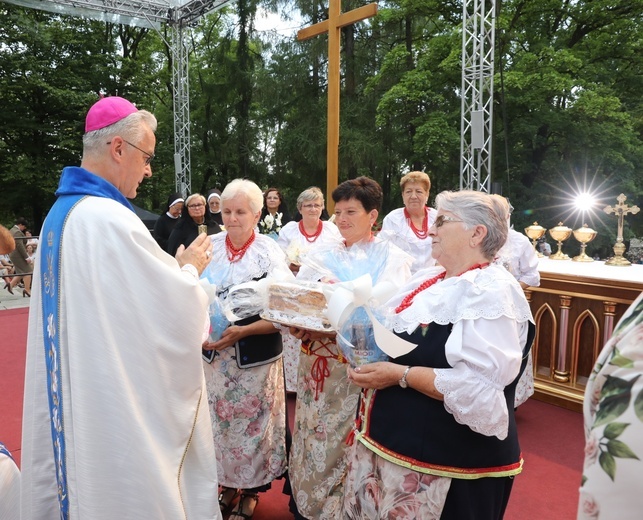 Piekary kobiet 2023. Msza święta na kalwaryjskim wzgórzu