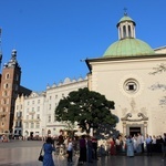 Relikwie św. Teresy z Lisieux na krakowskim Rynku