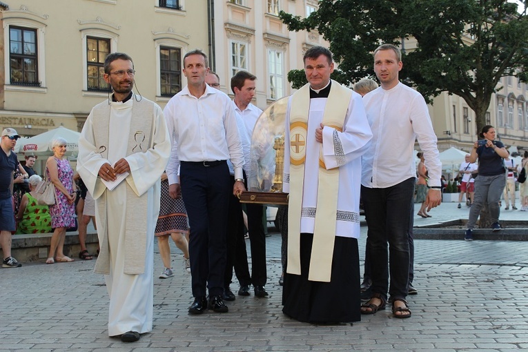 Relikwie św. Teresy z Lisieux na krakowskim Rynku