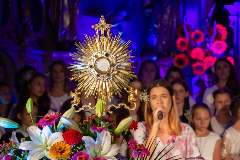 Podczas wieczoru adorowano Najświętszy Sakrament.