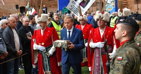 Mężczyźni w kościołach i na zamku