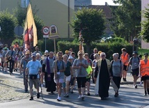 Do domów też powrócą pieszo.