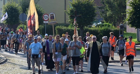 Do domów też powrócą pieszo.