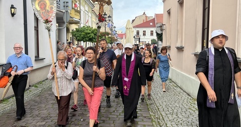 Pielgrzymi, z ks. Jackiem Moskalem na czele, opuszczają żywiecki Rynek...