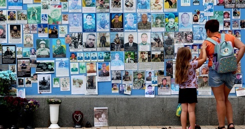 Ukraina obchodzi Dzień Niepodległości. Wojna nie pozwala na świętowanie, a ludzie oczekują zmasowanych ataków rakietowych Rosji