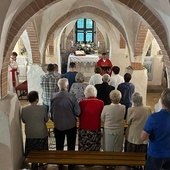 Modlitwa w zabytkowej krypcie tylko raz w roku - na św. Bartłomieja