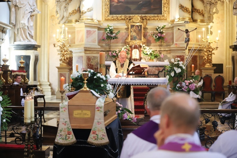 W kolegiacie św. Anny odbyła się pogrzebowa Msza św. ks. Tomasza Chmury