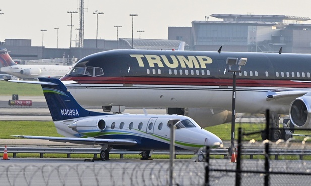 Trump stawił się w areszcie w Georgii w związku z zarzutami o próby odwrócenia wyników wyborów