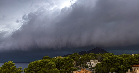 Tysiące turystów nie mogą opuścić Majorki z powodu huraganowych wiatrów