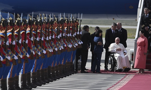 Papież przyleciał do Mongolii, Ułan Bator powitało go słońcem