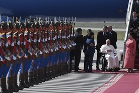 Papież przyleciał do Mongolii, Ułan Bator powitało go słońcem