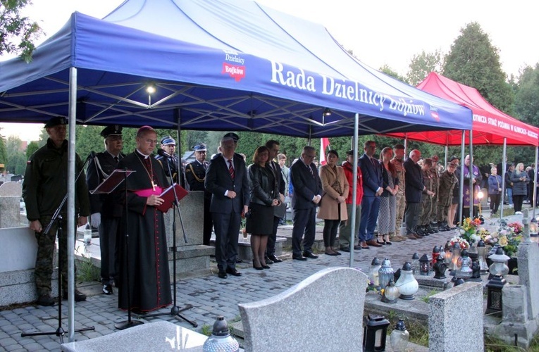 Alert przy grobach westerplatczyków