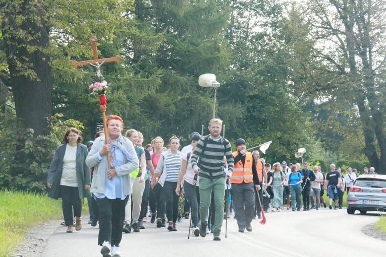 Od rana zmierzają na uroczystości do Matki Bożej Kębelskiej.