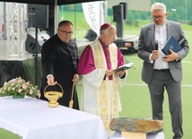 Abp Marek Jędraszewski poświęcił kamień węgielny pod rozbudowę Hospicjum im. Chrystusa Króla w Stróżach