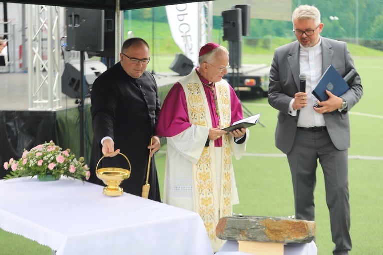 Abp Marek Jędraszewski poświęcił kamień węgielny pod rozbudowę Hospicjum im. Chrystusa Króla w Stróżach