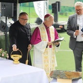 Abp Marek Jędraszewski poświęcił kamień węgielny pod rozbudowę Hospicjum im. Chrystusa Króla w Stróżach