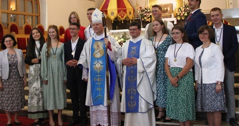 Biskup Piotr, ks. Paweł Krasiński oraz (z lewej w pierwszym rzędzie) s. Alicja Mikos i (z prawej w pierwszym rzędzie) s. Agnieszka Szczęsna z osobami, które otrzymały krzyże animatorskie.