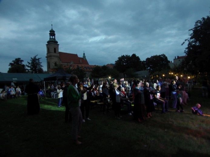 Modlitwa i koncert na roozpoczęcie odpustu Matki Bożej Pocieszenia