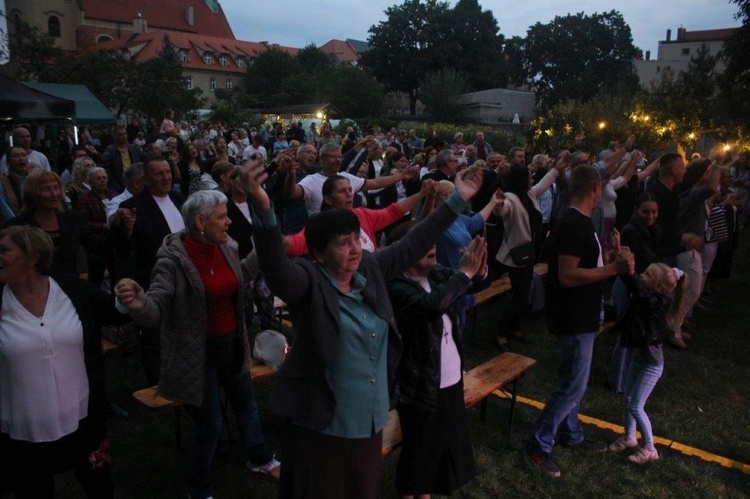 Modlitwa i koncert na roozpoczęcie odpustu Matki Bożej Pocieszenia