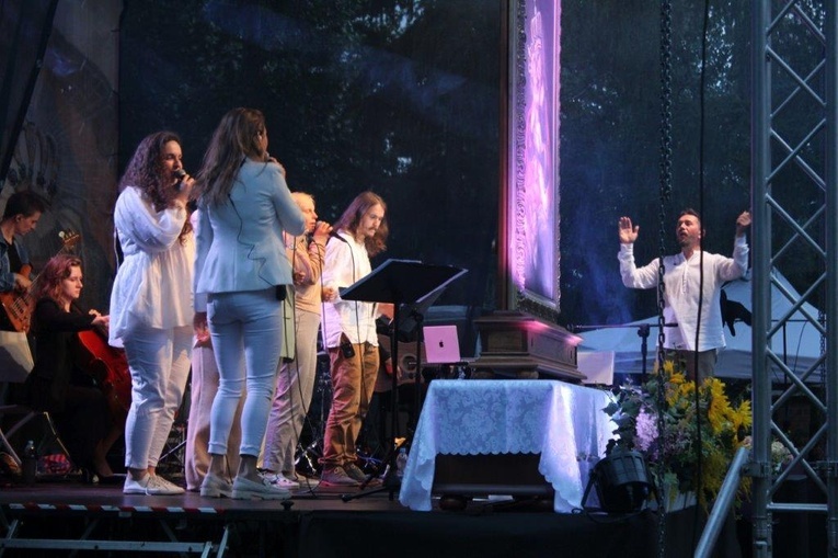 Modlitwa i koncert na roozpoczęcie odpustu Matki Bożej Pocieszenia