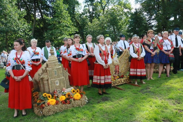 Wieńce przyniesione do Wąwolnicy.