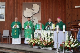 Uroczystościom przewodniczył biskup ordynariusz.