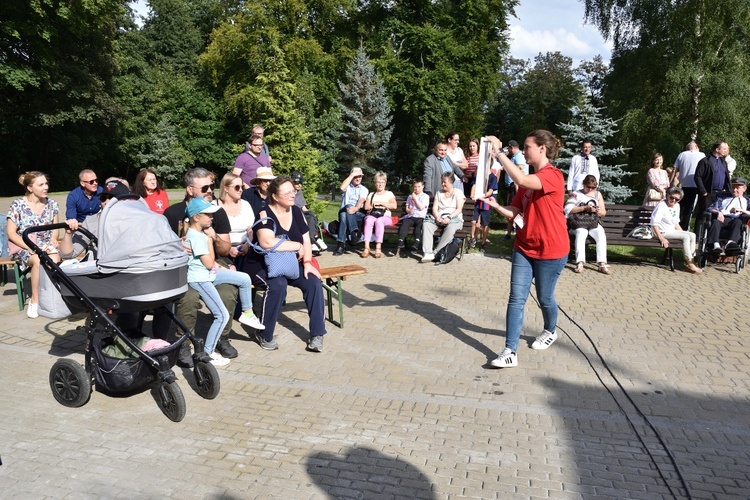 Rodzinna zabawa w ogrodzie hospicjum w Sopocie