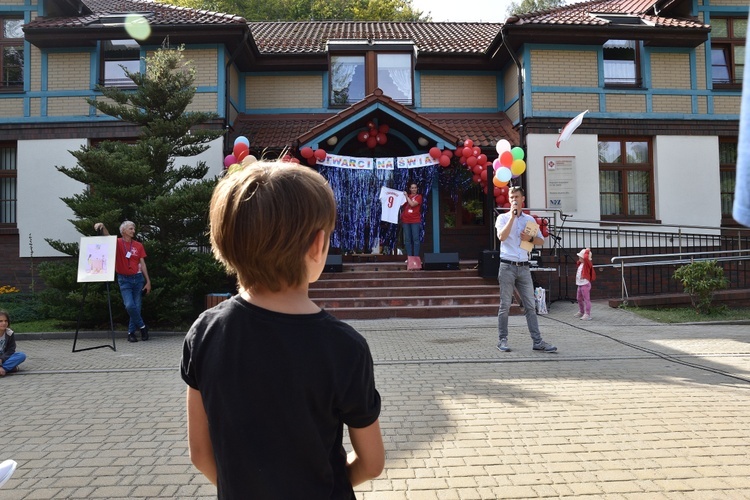 Rodzinna zabawa w ogrodzie hospicjum w Sopocie