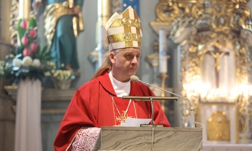 Bp Roman Pindel w homilii przypomniał dzieje powstania czanieckiego kościoła.