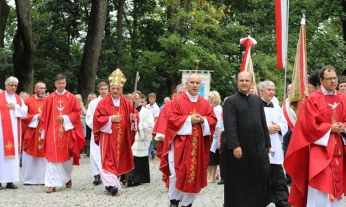 Procesyjne przejście pod nową dzwonnicę.