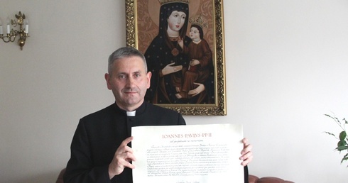 Proboszcz ks. Sławomir Olak z Dekretem Stolicy Apostolskiej zezwalającym na koronację.