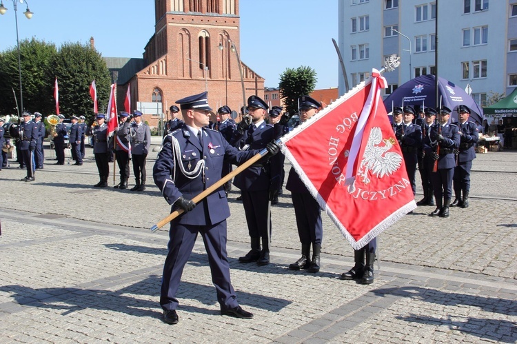 Błogosławieństwo sztandaru policji w Świdwinie