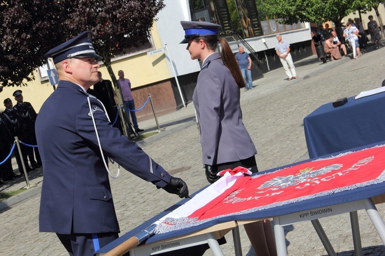 Błogosławieństwo sztandaru policji w Świdwinie