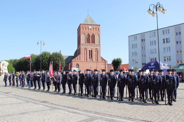 Błogosławieństwo sztandaru policji w Świdwinie