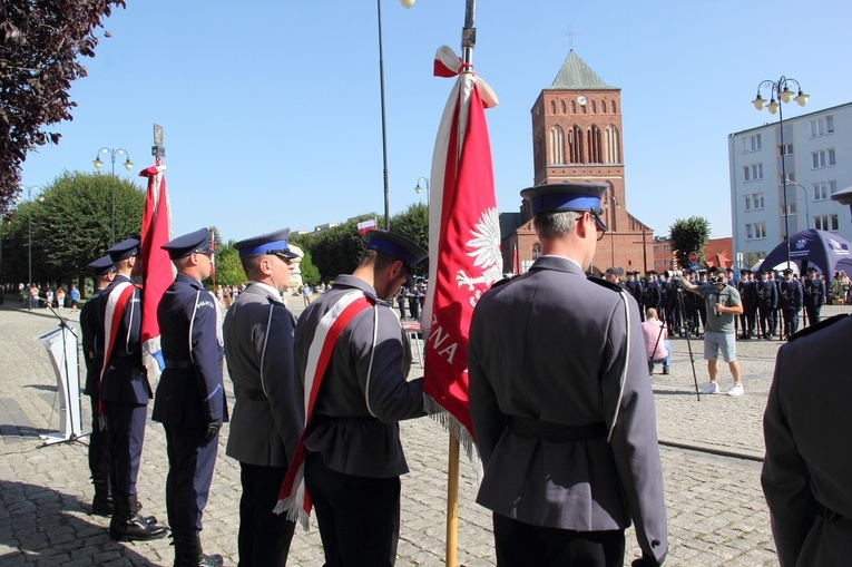 Błogosławieństwo sztandaru policji w Świdwinie
