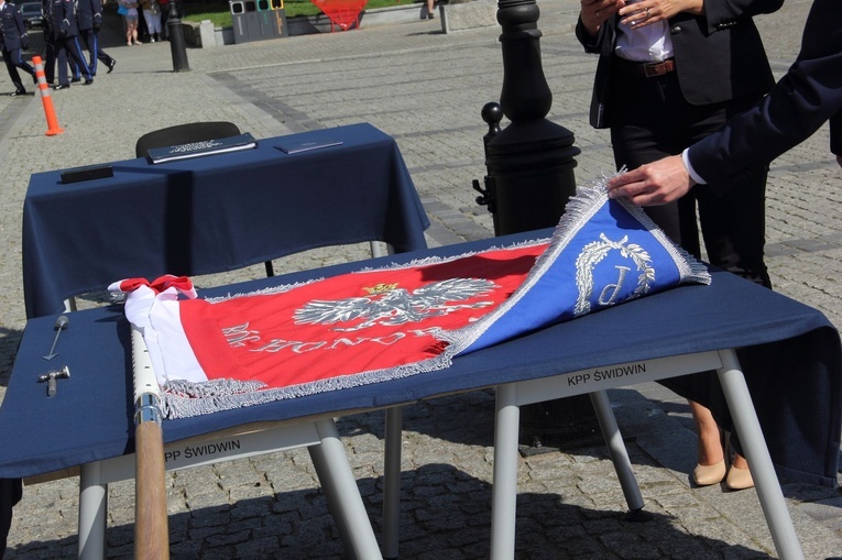 Błogosławieństwo sztandaru policji w Świdwinie