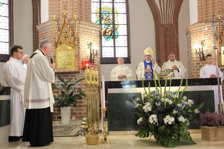 Błogosławieństwo sztandaru policji w Świdwinie