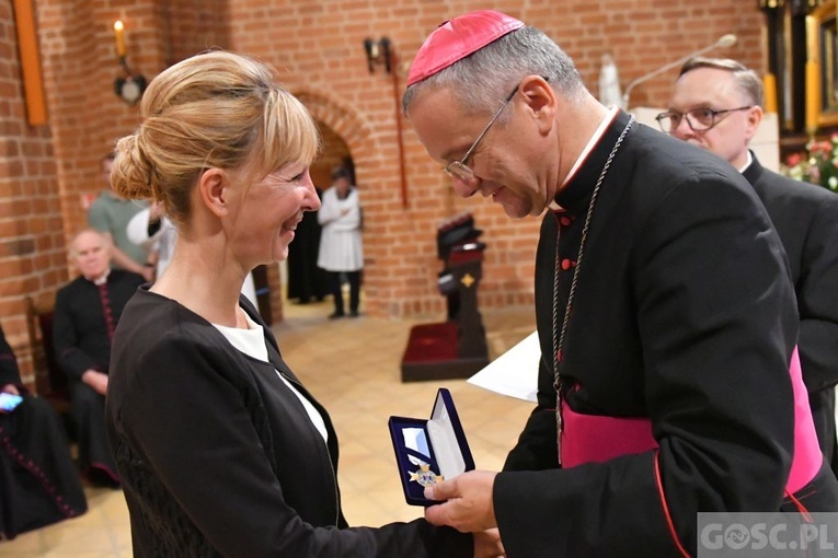 Bp Tadeusz Lityński wręczył diecezjalne odznaczenia dla świeckich